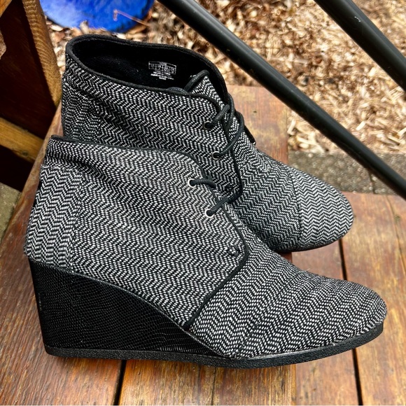 TOMS HERRINGBONE DESERT TWEED BLACK WEDGE BOOTIES SIZE 11 - Picture 1 of 14
